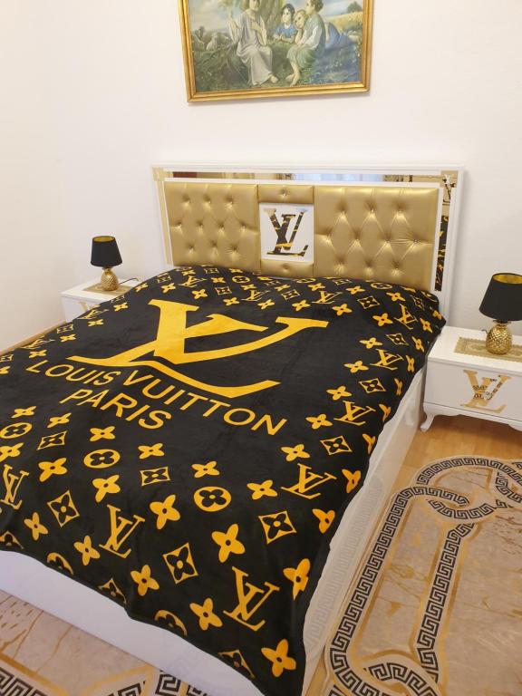 1 dormitorio con 1 cama con edredón negro y amarillo en Gästewohnung, en Halle an der Saale