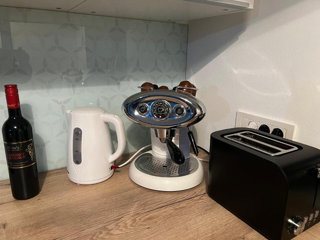 Příslušenství pro přípravu čaje a kávy v ubytování Apartma Dreamscape