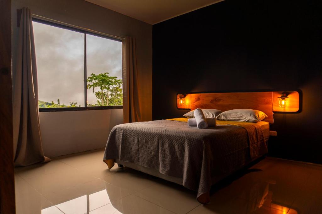 una camera con un letto e una grande finestra di Akira Lodge a Monteverde Costa Rica