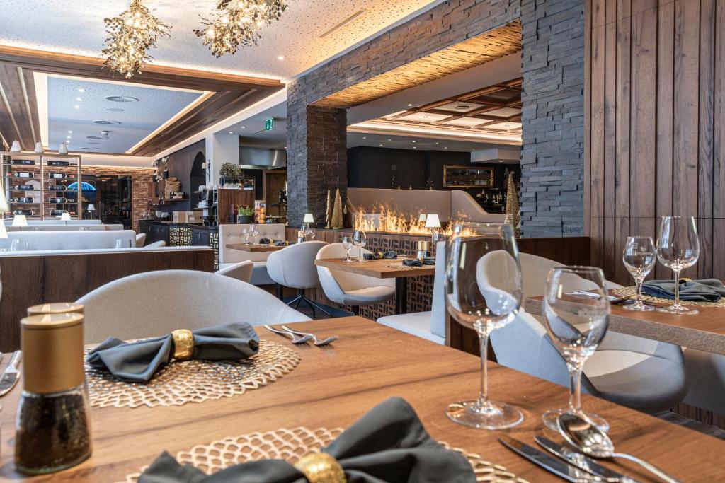 un comedor con una mesa con copas de vino en Hotel Gramaser, en Ischgl