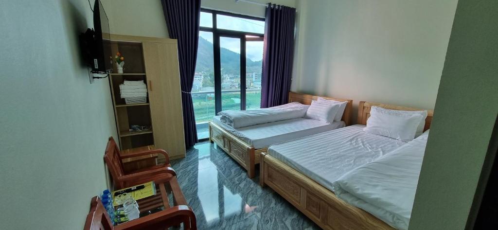 1 dormitorio con cama y ventana en NHÀ NGHỈ ANH VĂN, en Dồng Văn