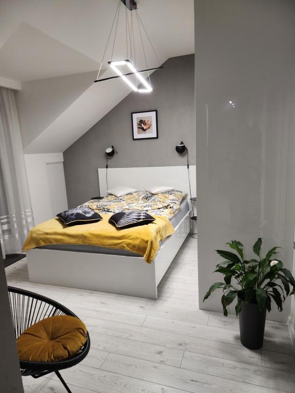 sypialnia z łóżkiem z żółtym kocem w obiekcie Apartament Wiktoria w Łańcucie