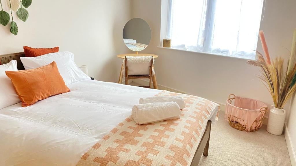 Una cama o camas en una habitación de Harrow - 1 Bedroom Apartment - Parking