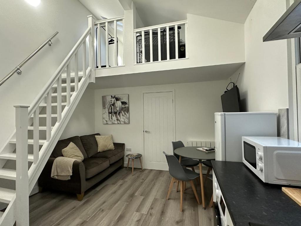 uma sala de estar com um sofá e uma mesa em Newly refurbished Studio flat Colwyn Bay em Colwyn Bay