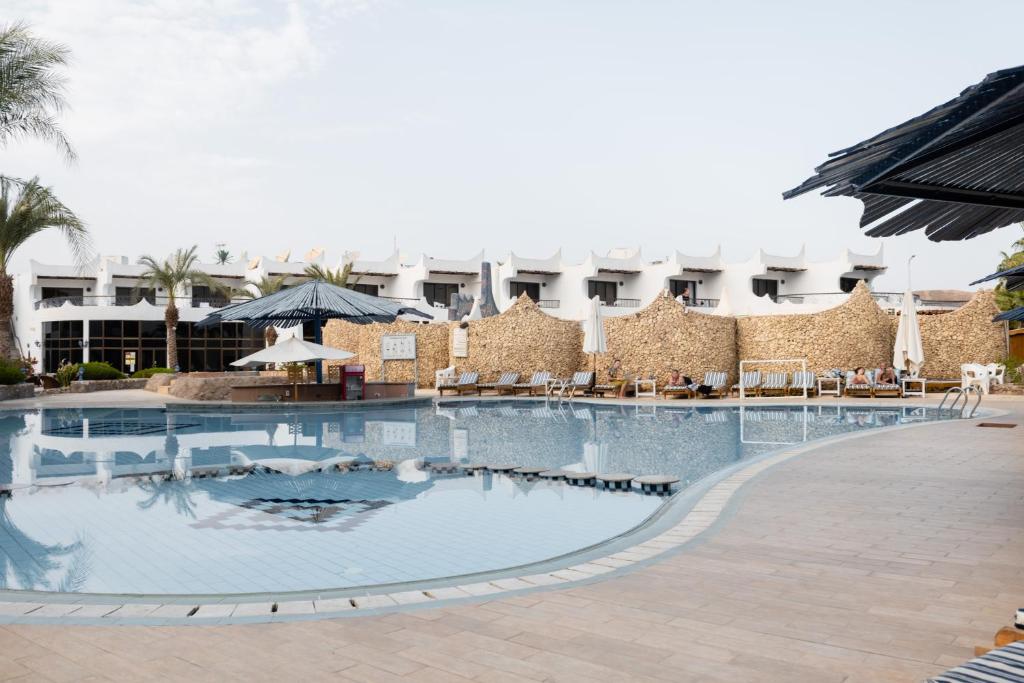 Bazén v ubytování Turquoise Beach Hotel nebo v jeho okolí
