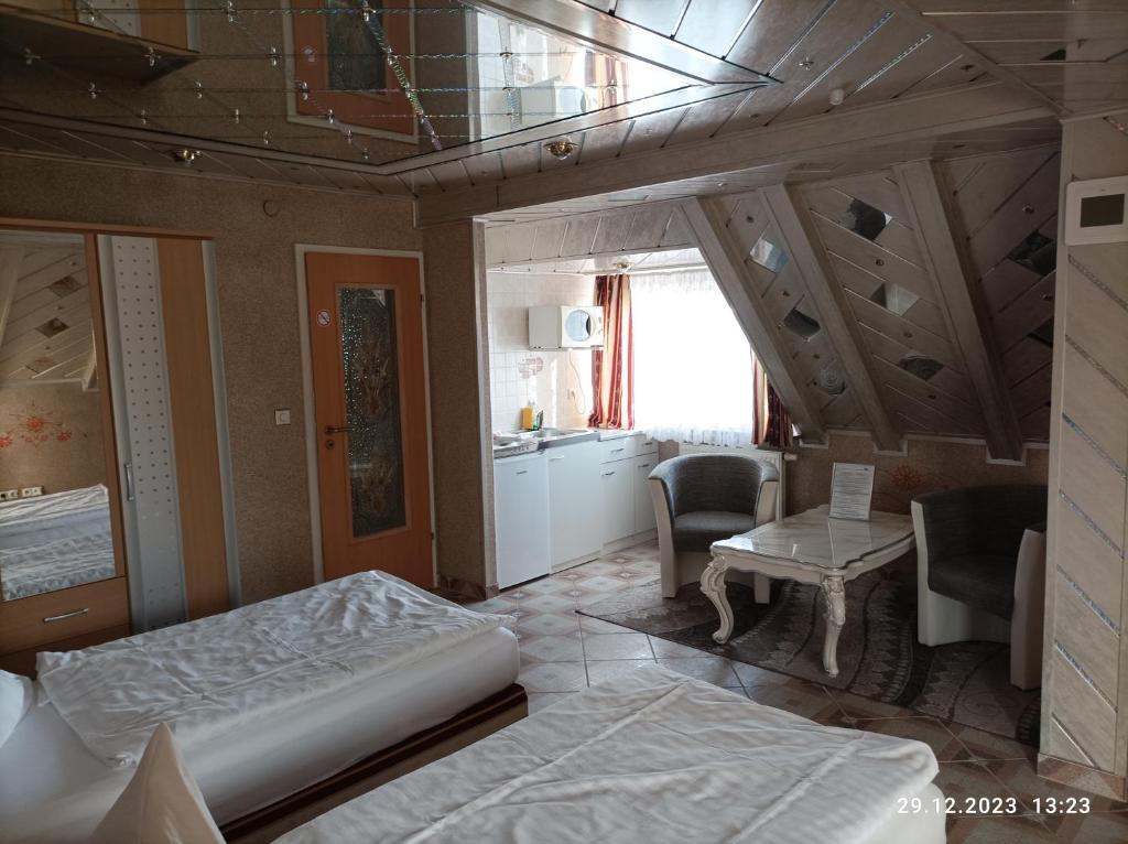 Postel nebo postele na pokoji v ubytování Central Hotel