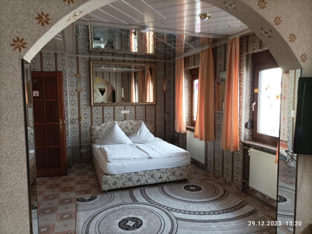 Postel nebo postele na pokoji v ubytování Central Hotel