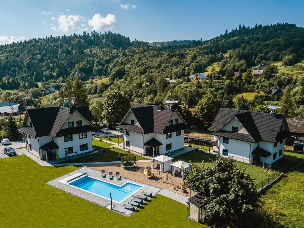 an aerial view of a house with a swimming pool at Siedlisko Szlachtowskie in Szczawnica