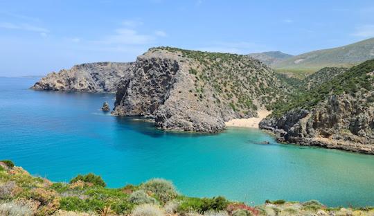 une grande masse d'eau bleue avec un rivage rocheux dans l'établissement LA VIA DEL MARE, à Iglesias