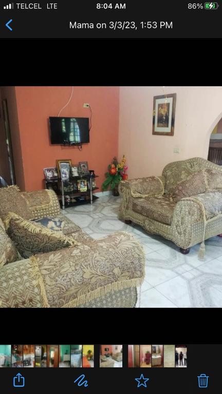 sala de estar con 2 sofás y TV en Tropical Gavilla, 