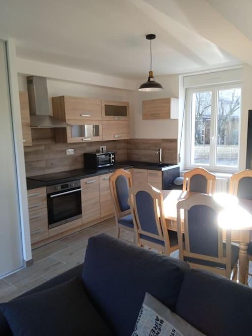 - une cuisine avec un canapé, une table et des chaises dans l'établissement location maison vacance, à Pouru-Saint-Rémy