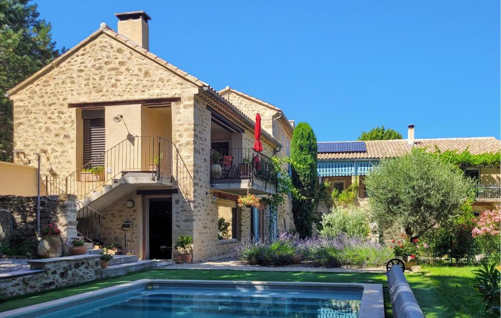 une villa avec une piscine en face d'une maison dans l'établissement Awesome Home In Colonzelle With Private Swimming Pool, Can Be Inside Or Outside, à Colonzelle