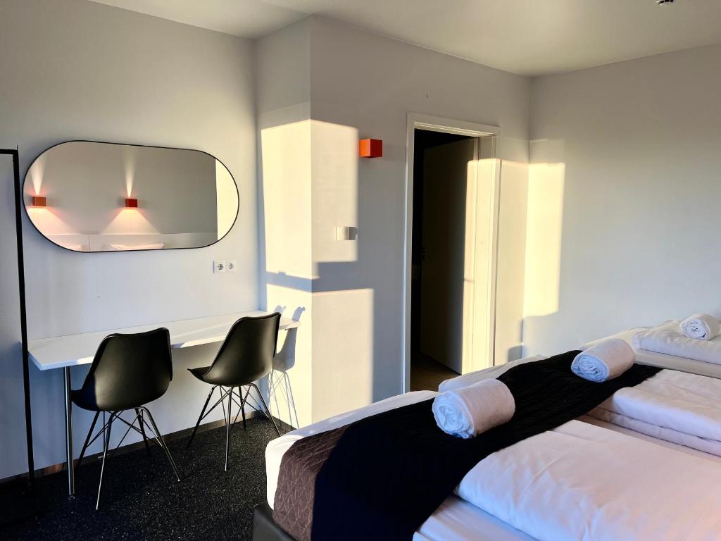 Rúm í herbergi á Seljavellir Guesthouse