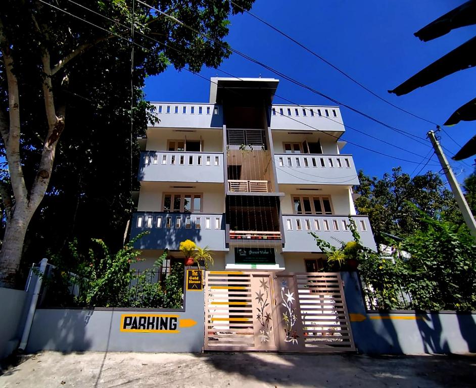 un edificio de apartamentos blanco con balcón en GREENVIEW HOMESTAY KOVALAM, en Trivandrum