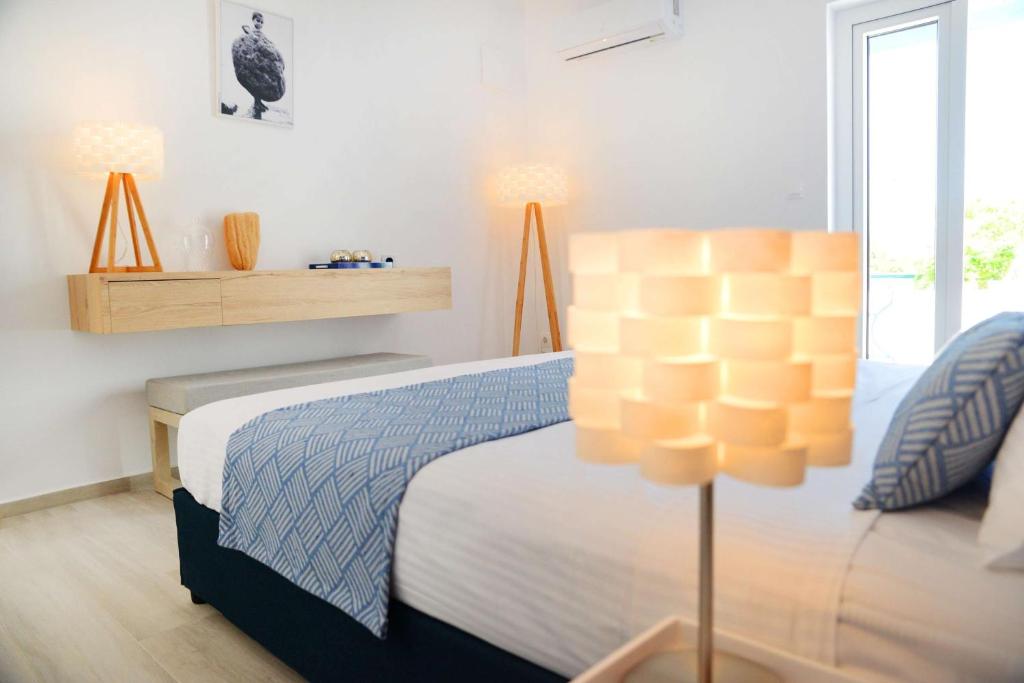 Postel nebo postele na pokoji v ubytování Aphrodite Studios Kalymnos