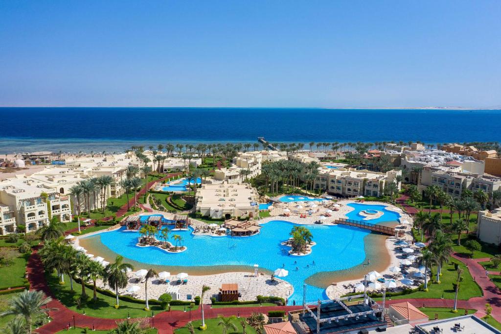 eine Luftansicht auf den Pool im Resort in der Unterkunft Rixos Sharm El Sheikh - Ultra All Inclusive Adults Only 18 Plus in Sharm El Sheikh