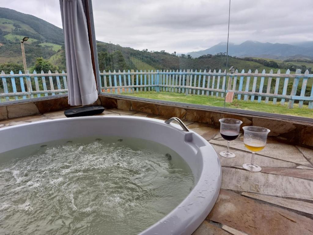 Nespecifikovaný výhled na hory nebo výhled na hory při pohledu z luxury tent