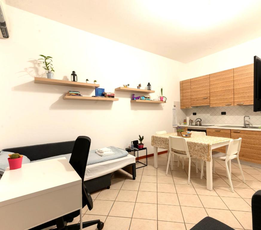 Cucina o angolo cottura di Holiday Apartment - Brescia centro - PARCHEGGIO PRIVATO