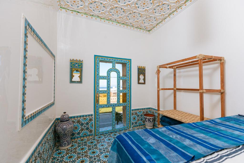 Postel nebo postele na pokoji v ubytování Colorful traditional Riad w/views of Spain