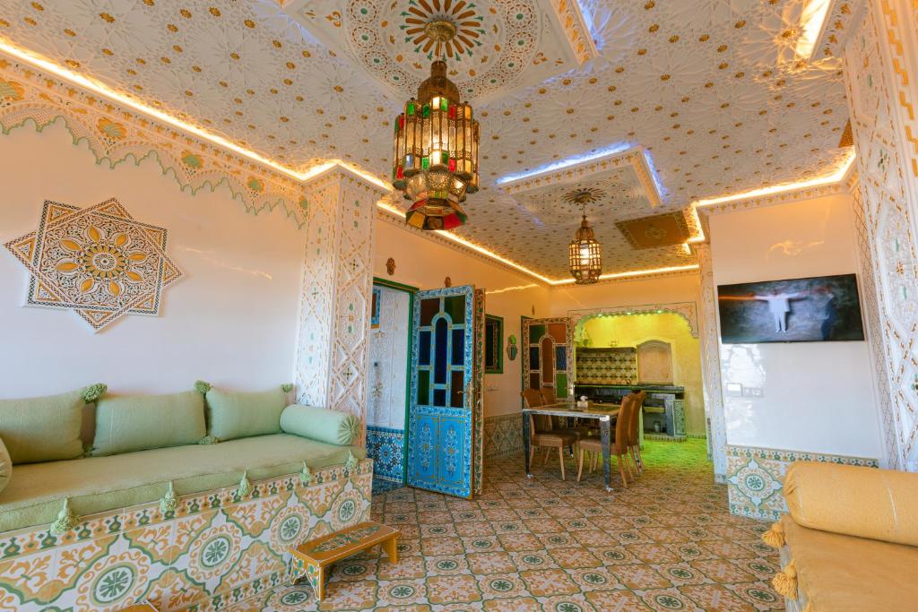 TV a/nebo společenská místnost v ubytování Colorful traditional Riad w/views of Spain