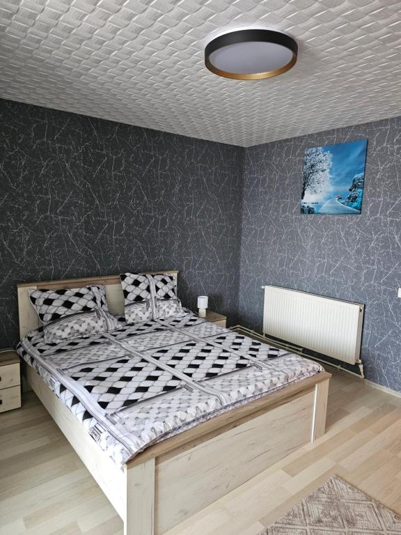 1 dormitorio con 1 cama grande y techo en Garsoniera Dary strada Mihai Bravu bloc G1 Vis a Vis de ROYAL PALACE, en Turnu Măgurele