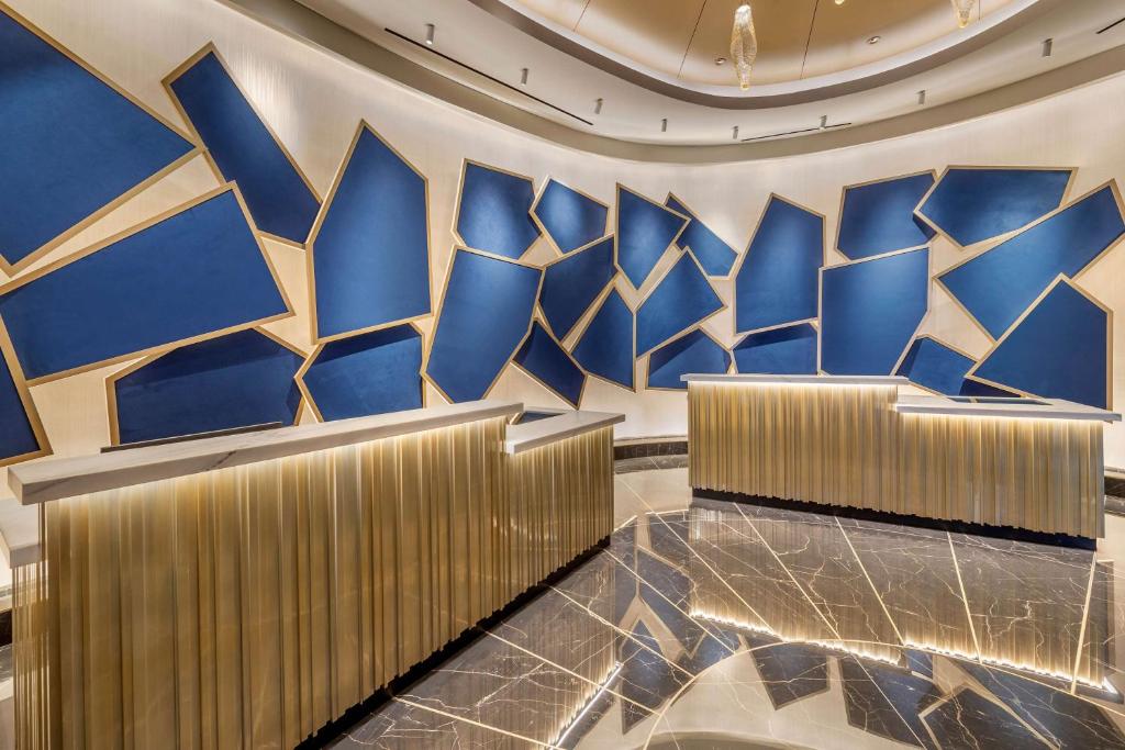eine Lobby mit blauen und goldenen Fliesen an der Wand in der Unterkunft Hilton Club Elara Las Vegas in Las Vegas