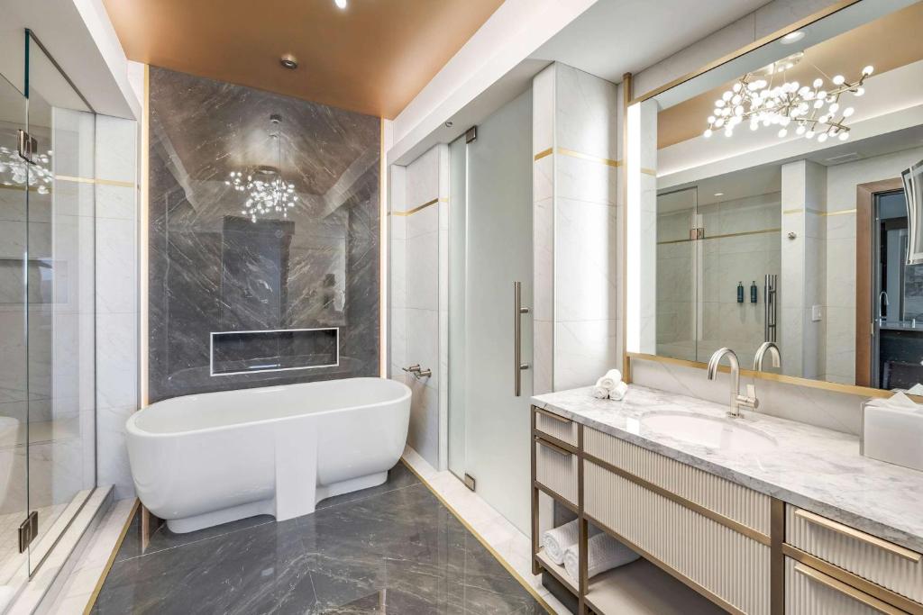 Ein Badezimmer in der Unterkunft Hilton Club Elara Las Vegas