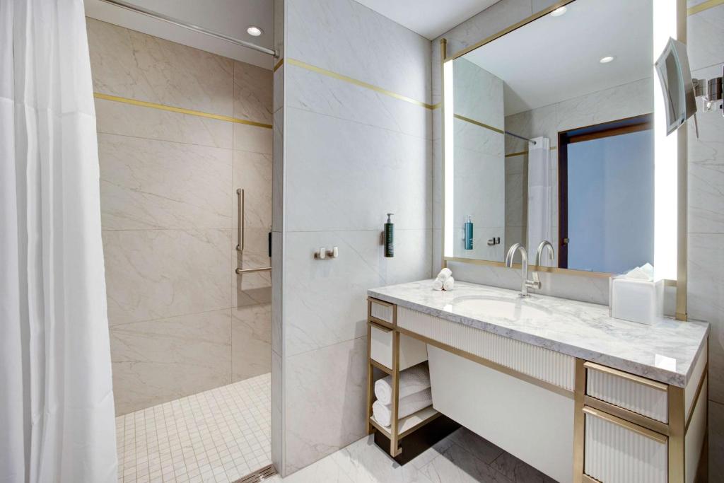Ein Badezimmer in der Unterkunft Hilton Club Elara Las Vegas