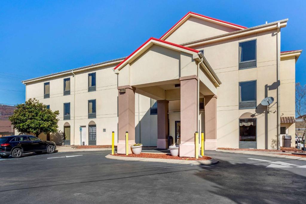 a building with a car parked in front of it at Econo Lodge Lookout Mountain in Chattanooga