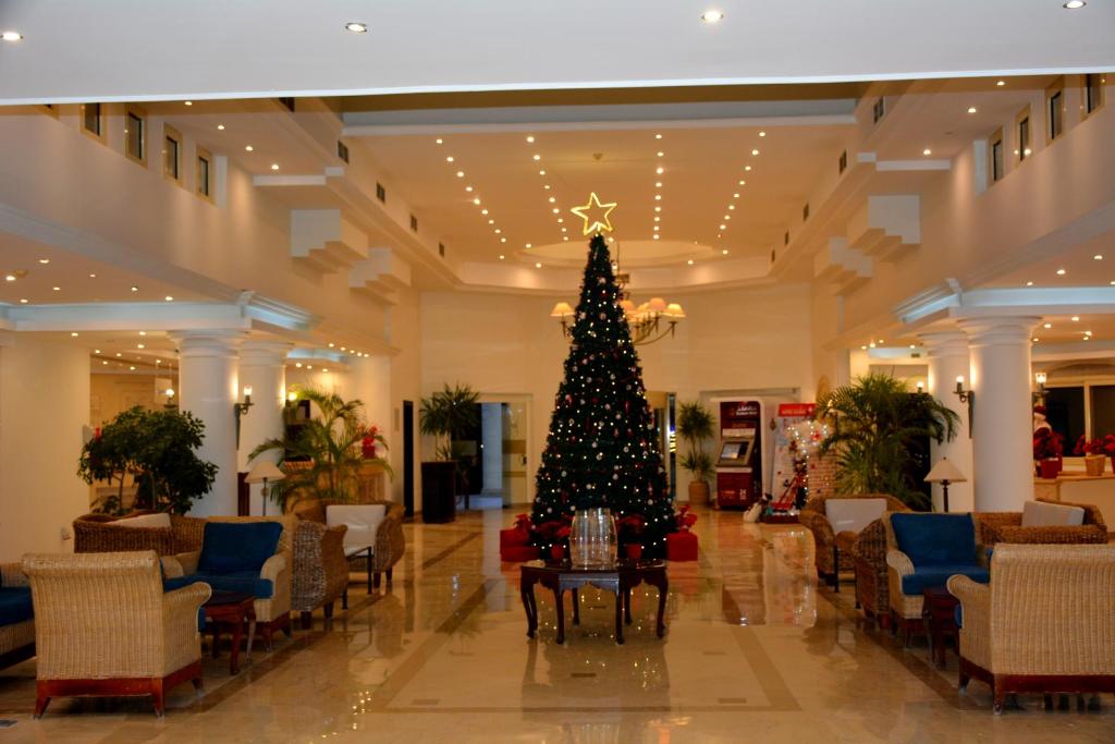 een kerstboom in het midden van een lobby bij Hurghada Coral Beach Hotel in Hurghada