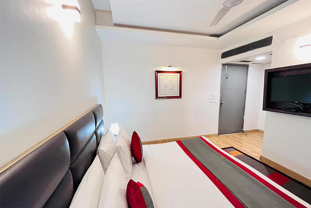TV a/nebo společenská místnost v ubytování Qotel Hotel AT Residency Kaushambi Anand Vihar