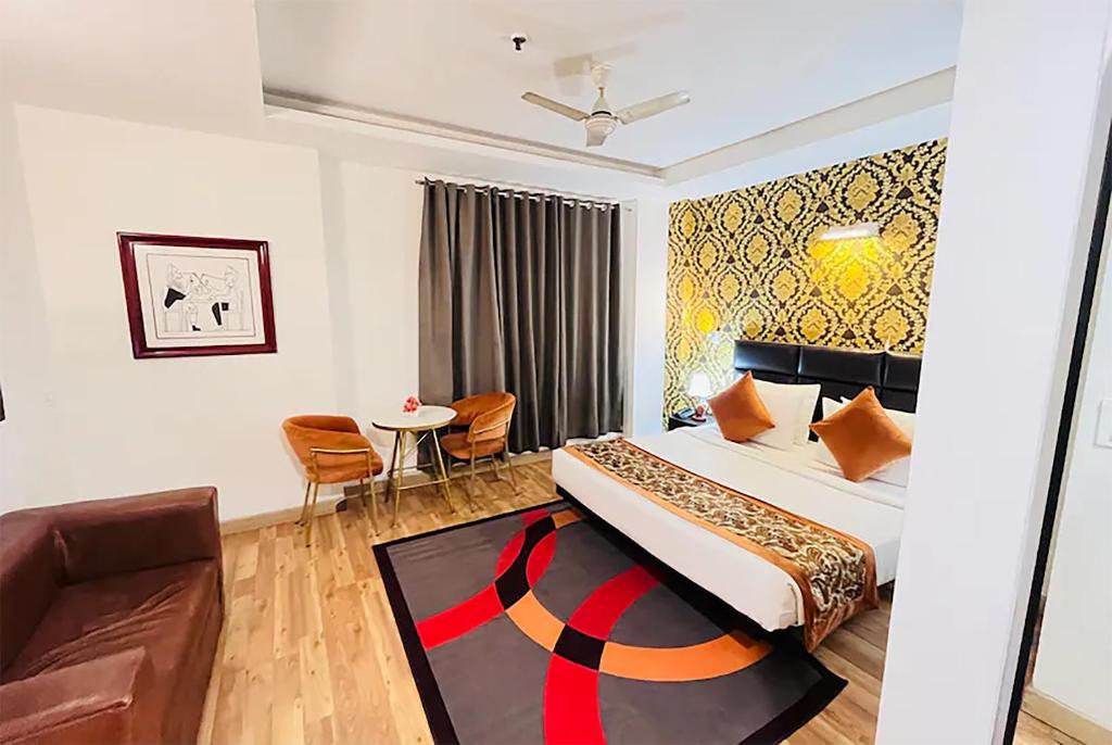 Postel nebo postele na pokoji v ubytování Qotel Hotel AT Residency Kaushambi Anand Vihar