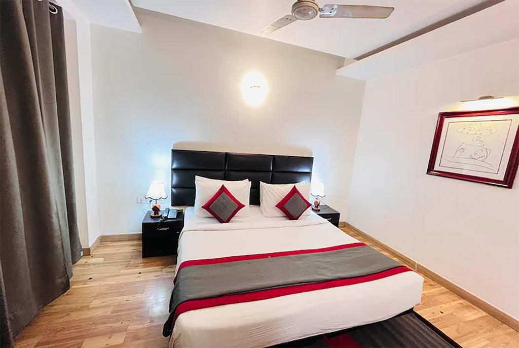 Postel nebo postele na pokoji v ubytování Qotel Hotel AT Residency Kaushambi Anand Vihar