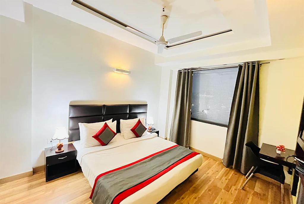 Postel nebo postele na pokoji v ubytování Qotel Hotel AT Residency Kaushambi Anand Vihar