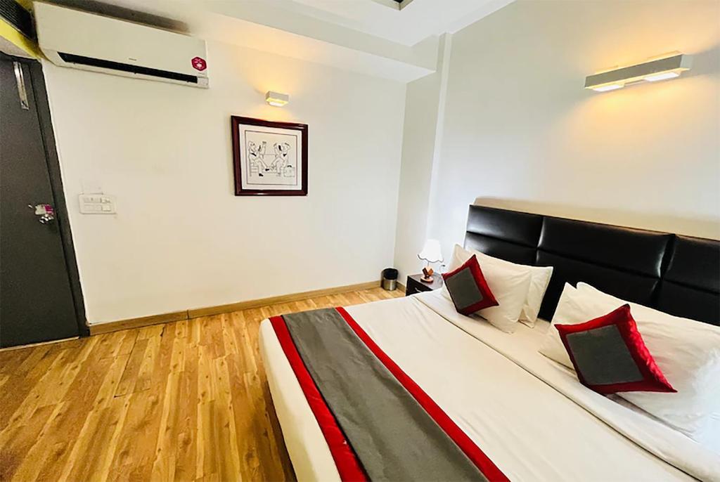 Postel nebo postele na pokoji v ubytování Qotel Hotel AT Residency Kaushambi Anand Vihar