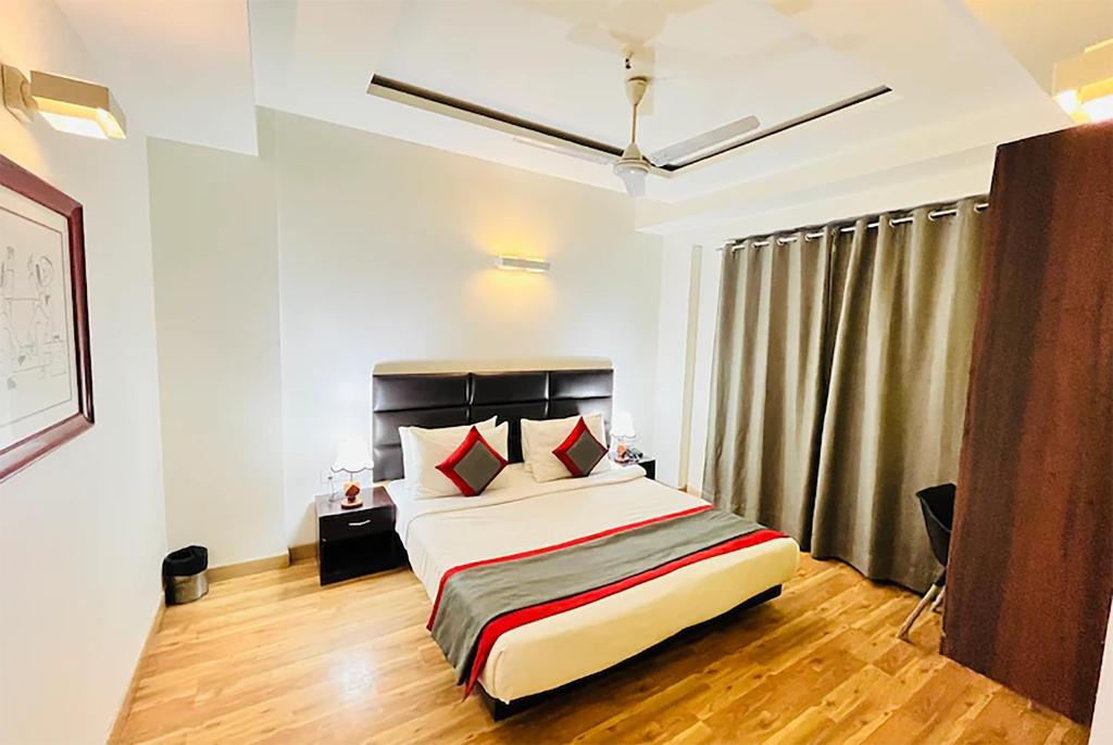 Postel nebo postele na pokoji v ubytování Qotel Hotel AT Residency Kaushambi Anand Vihar