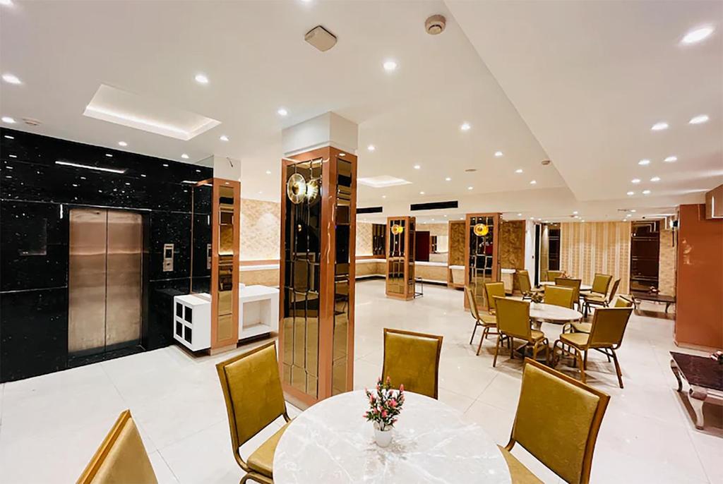 Kuchyň nebo kuchyňský kout v ubytování Qotel Hotel AT Residency Kaushambi Anand Vihar