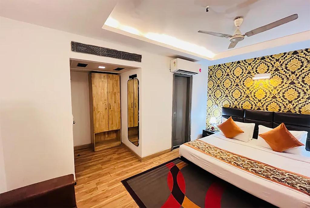Postel nebo postele na pokoji v ubytování Qotel Hotel AT Residency Kaushambi Anand Vihar