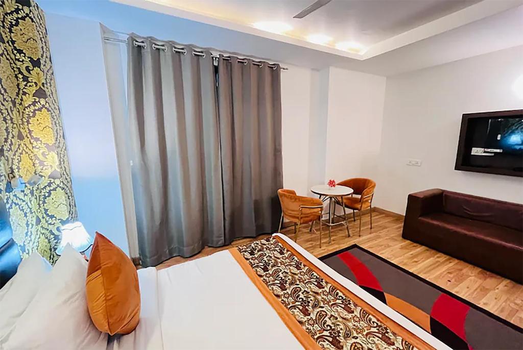 TV a/nebo společenská místnost v ubytování Qotel Hotel AT Residency Kaushambi Anand Vihar