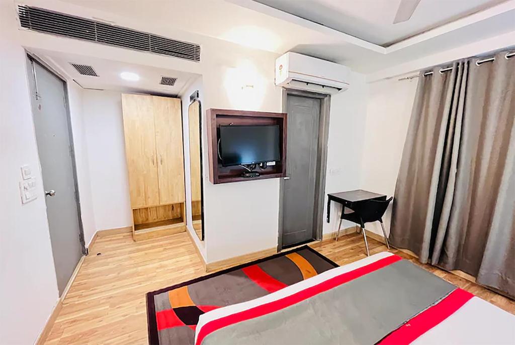 Postel nebo postele na pokoji v ubytování Qotel Hotel AT Residency Kaushambi Anand Vihar