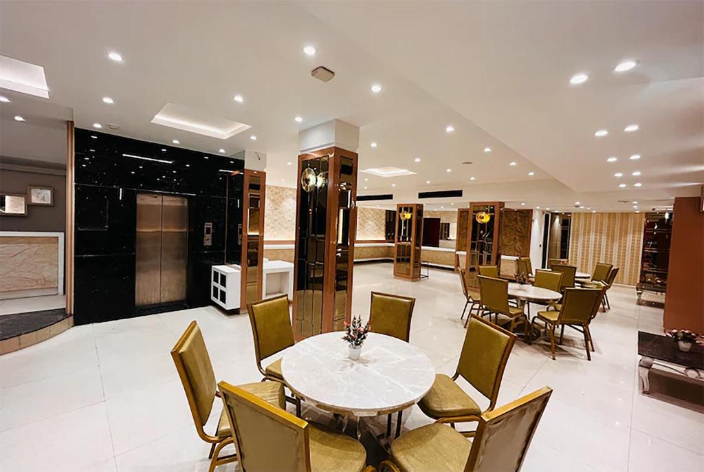 Posezení v ubytování Qotel Hotel AT Residency Kaushambi Anand Vihar