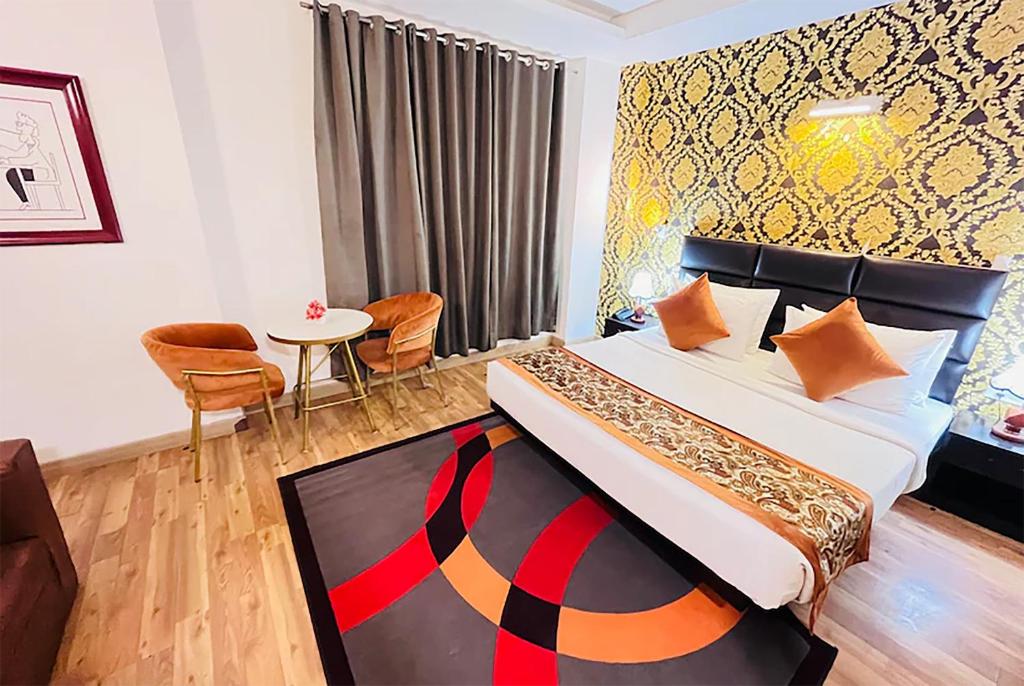 Postel nebo postele na pokoji v ubytování Qotel Hotel AT Residency Kaushambi Anand Vihar