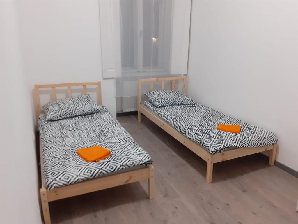 2 Betten nebeneinander in einem Zimmer in der Unterkunft Fantomas*** City Center Apartments No2 3Bedroom + Living room in Szombathely
