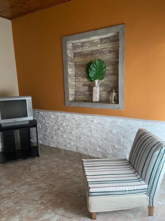 salon z kanapą i telewizorem w obiekcie Balcarce 3842 w mieście Olavarría