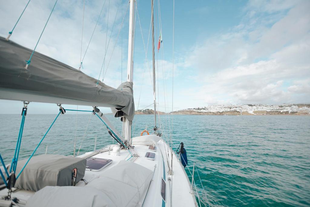 阿爾布費拉的住宿－Stay in a Boat - Algarve (Blue Pearl)，水面上的帆船