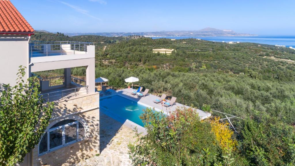 Majoituspaikan Villa Konstantinos BY APOKORONAS-VILLAS uima-allas tai lähistöllä sijaitseva uima-allas