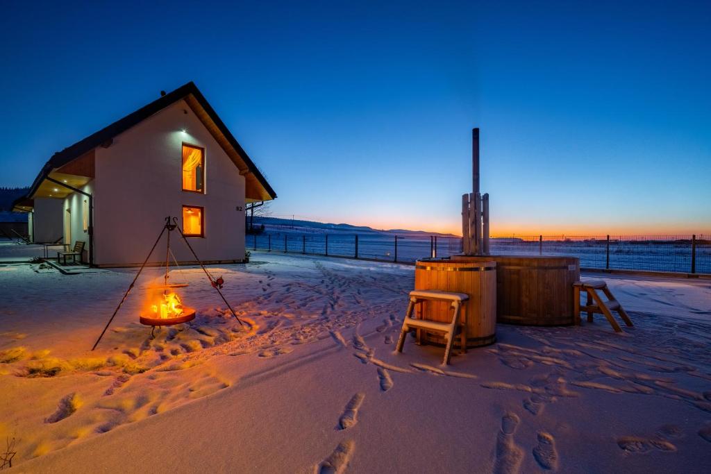 een vuur in het zand naast een huis bij Domki ,,Dolina Dunajca,, in Frydman