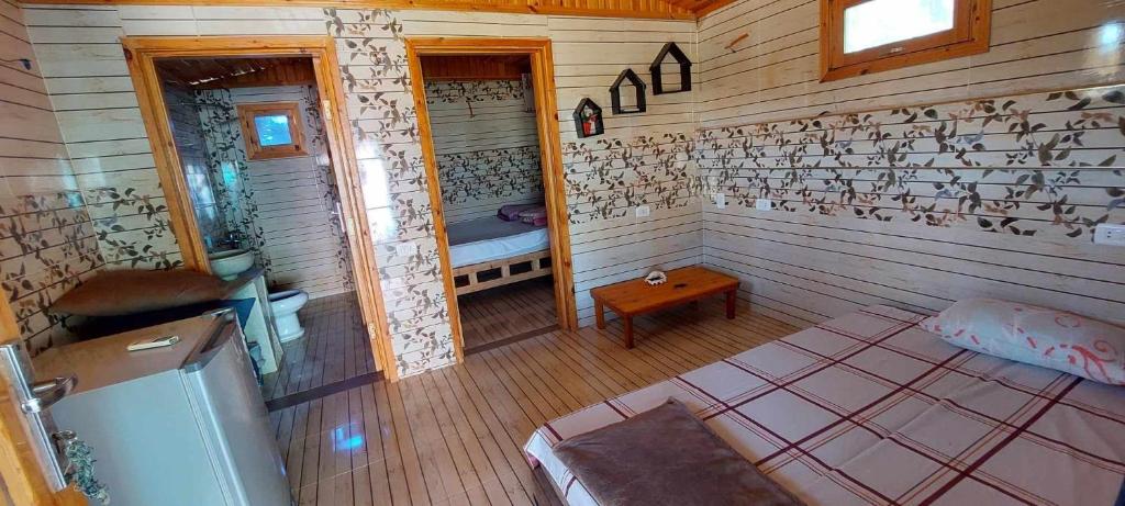 eine Luftansicht eines Zimmers in einer Hütte in der Unterkunft Green Beach Camp & Hotel in Nuweiba