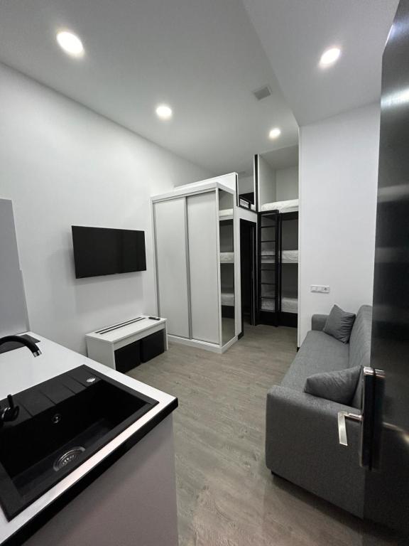 uma sala de estar com um sofá e uma televisão em Cotrades 3 En San Blas-Canillejas em Madri