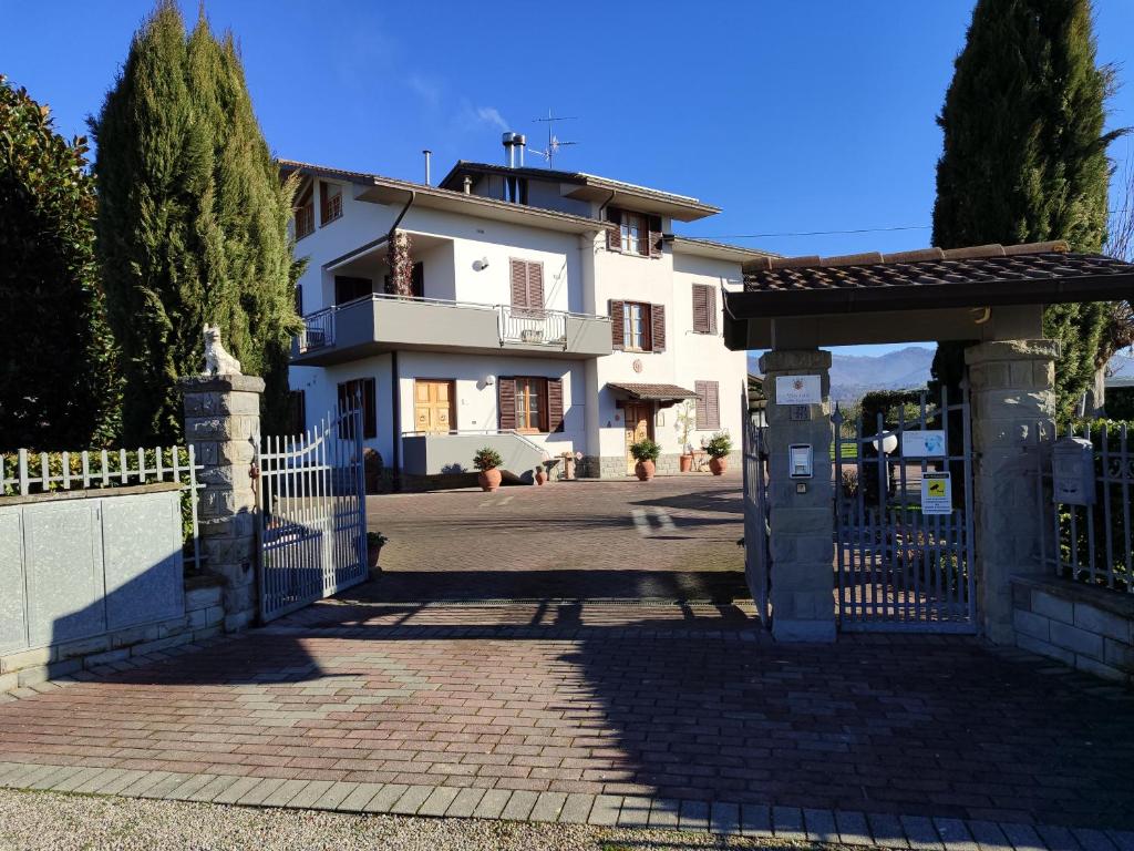 聖塞波爾克羅的住宿－Villa Gaia Truffle Experience，前面有门的房子
